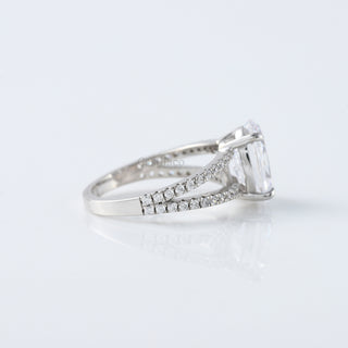 2.20 CT Oval Moissanite Splt Shank Engagement Ring